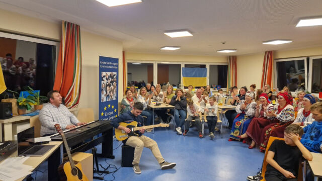 02_Pavel mit Gesangsgruppe_a